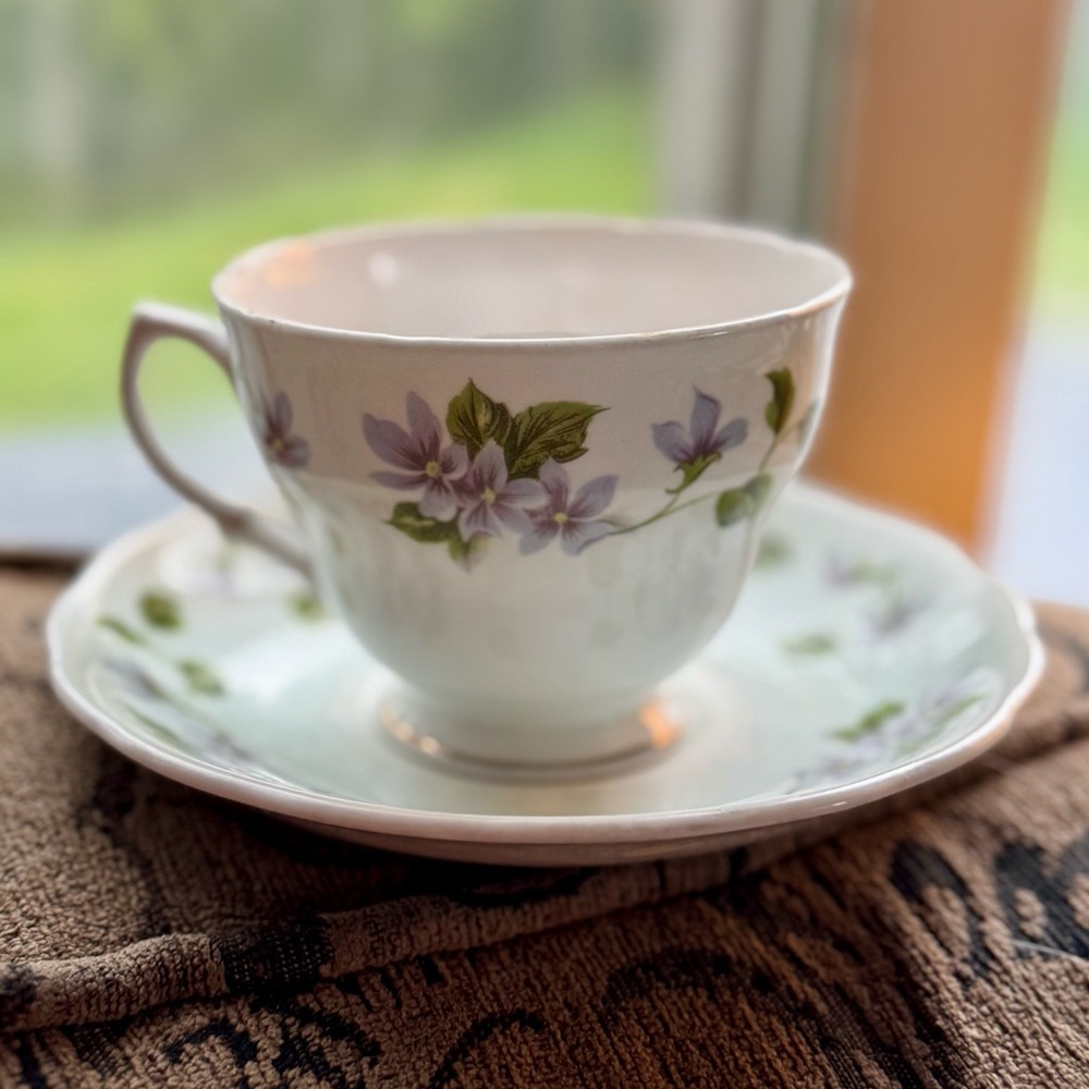 Antique Elegant White and Green Drinkware Set for Dining